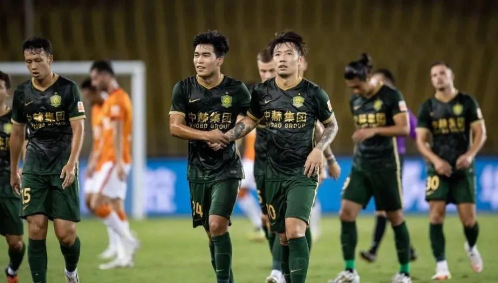 第82分钟，萨卡禁区内突破时倒地，主裁第一时间没有表示，VAR介入后维持原判。